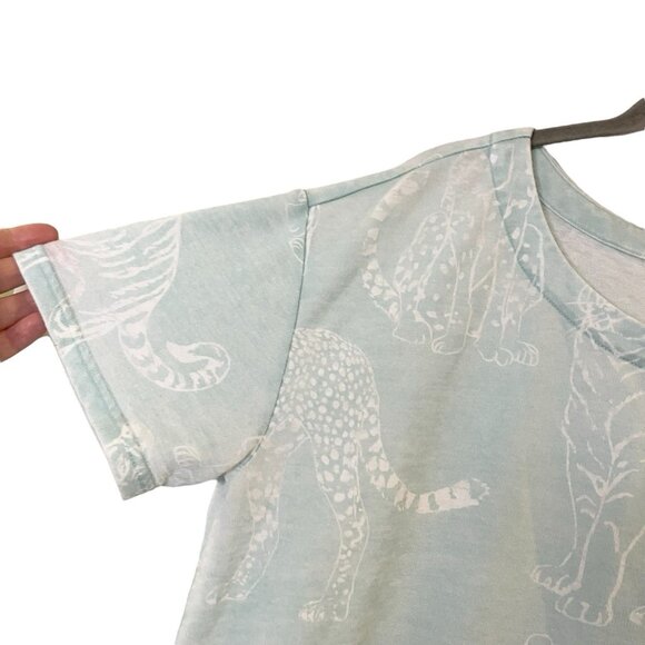 Jane & Delancey Top Tiger Print Boxy T-Shirt Cats Button Side Light Blue White M - Picture 3 of 6